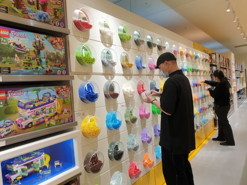 ▲入駐台中大遠百的樂高授權專賣店是夢幻體驗空間,還有積木自選樂、人偶自選樂區等。(圖/記者金武鳳攝影,2021.3.26)
