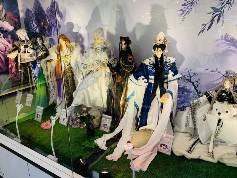 ▲位於廣三SOGO的大霹靂直營店,經營傳統布袋戲周邊商品,粉絲老少皆有。(圖/記者金武鳳攝,2021.3.26)