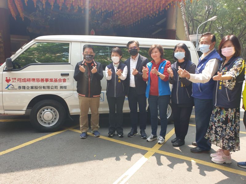 ▲何成里福德祠、彥隆企業合贈復康巴士,盧秀燕市長讚行善不落人後。(圖/記者金武鳳攝,2021.3.26)