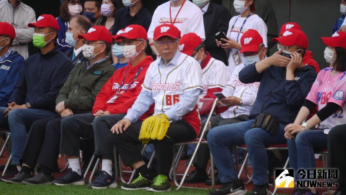 ▲台北市長柯文哲（中）帶領326位貴賓參與味全龍隊開球，創下世界金氏紀錄。（圖／吳政紘攝）
