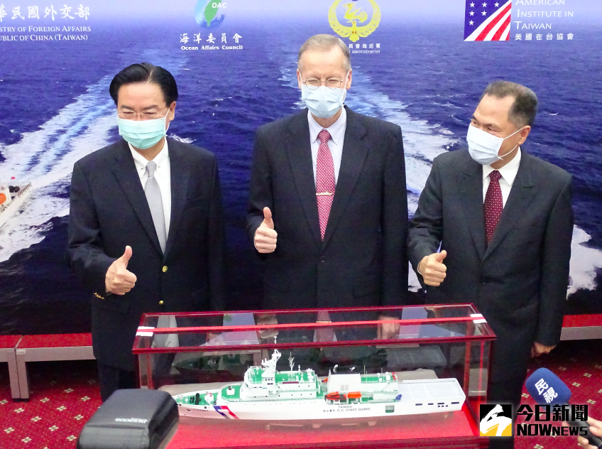 ▲外交部長吳釗燮（左）、AIT台北處長酈英傑、海巡署長周美伍（右）在4000噸級嘉義艦模型前合影，（圖／記者呂炯昌攝，2021.03.26）