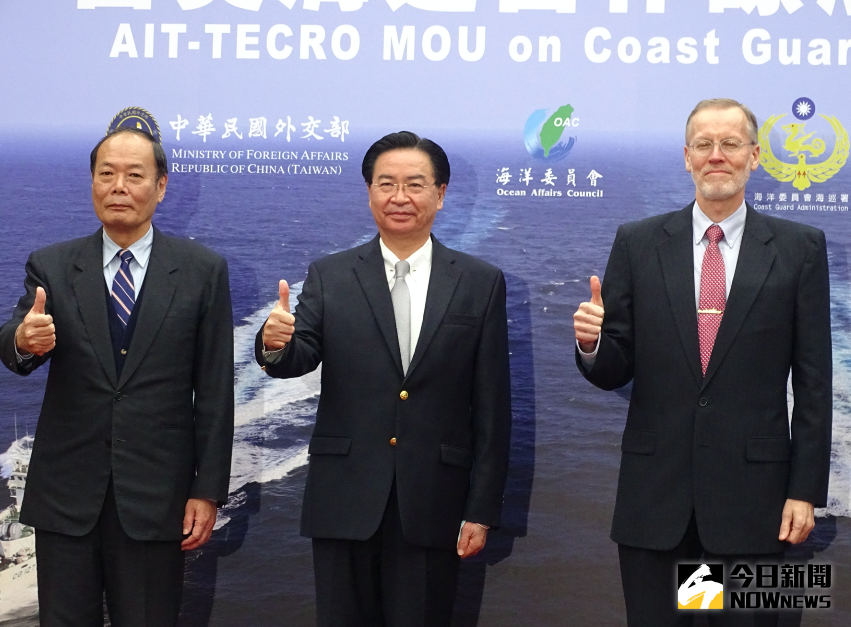 ▲今年3月26日，台美簽署海巡合作瞭解備忘錄，海委會主委李仲威（左）、外交部長吳釗燮、時任AIT台北處長酈英傑（右）一同出席宣布茶會。（圖／記者呂烱昌攝，2021.03.26）