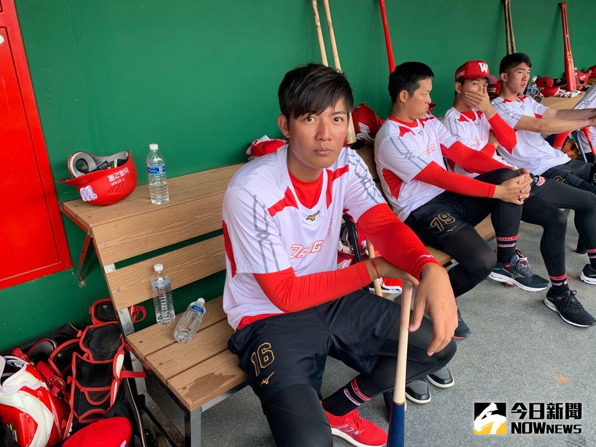 ▲味全龍王維中想要打擊。（圖／吳政紘攝）