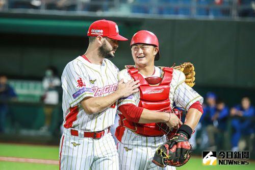 ▲味全龍洋投布里悍（左）與捕手蔣少宏（右）。（圖／記者葉政勳攝 , 2021.03.26）