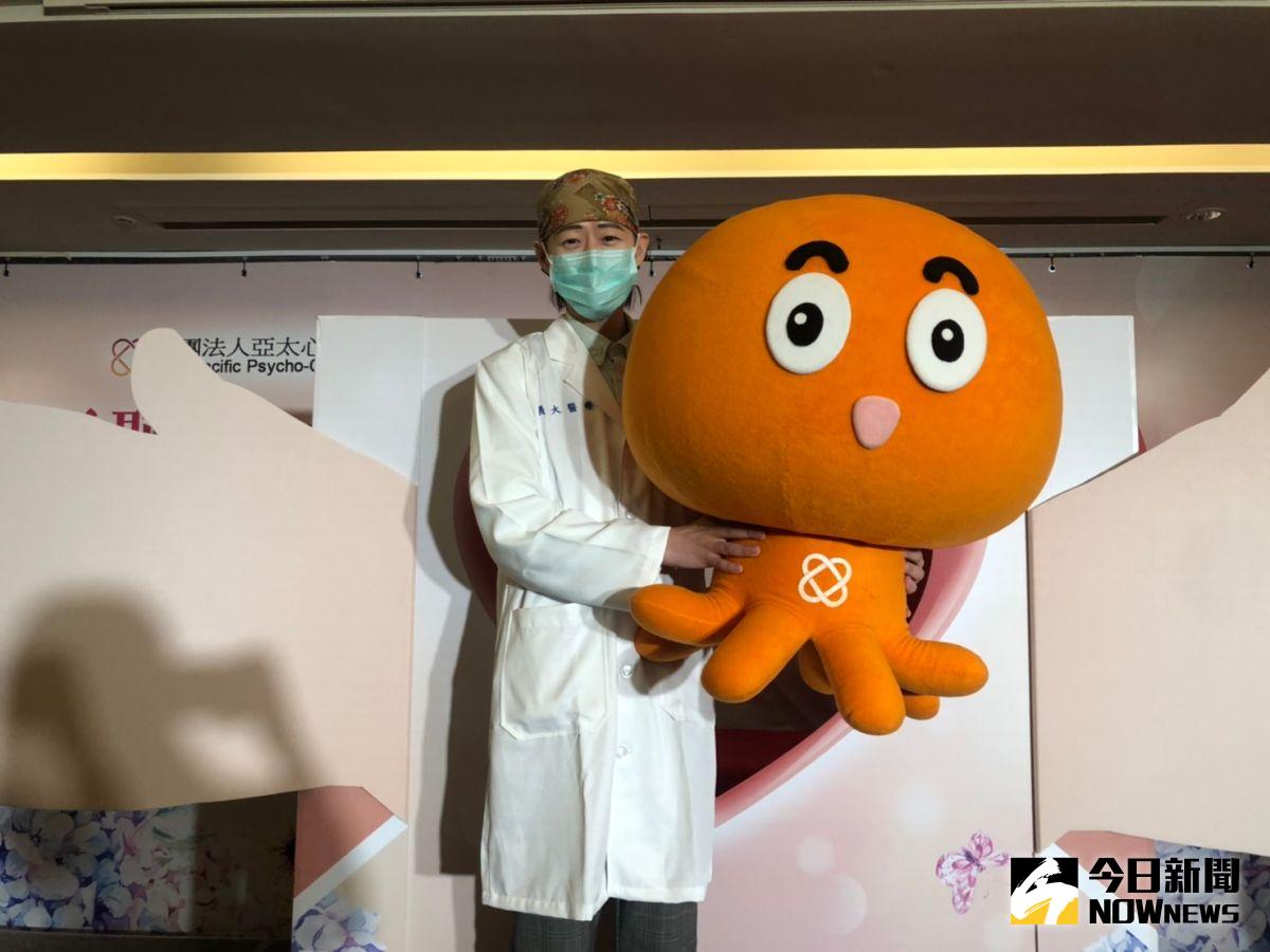 ▲義大放射腫瘤科醫師李周憲分享罹癌故事。（圖／記者劉雅文拍攝）