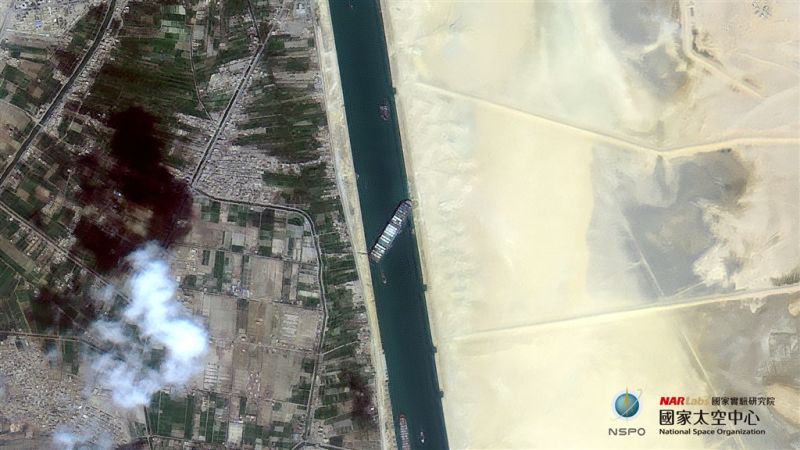 ▲長榮海運巨型貨櫃輪在蘇伊士運河擱淺，挖沙作業目前已完成約87%。圖為福衛五號所照的衛星圖。（圖取自facebook.com/narlnspo）