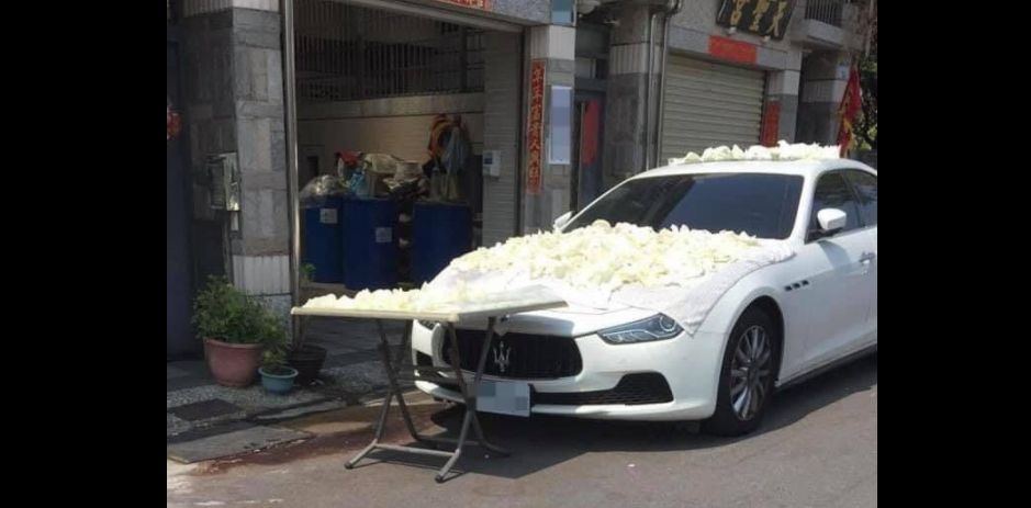 ▲原PO驚見瑪莎拉蒂被拿來當曬蔬菜的架子。（圖／翻攝《爆廢1公社》）