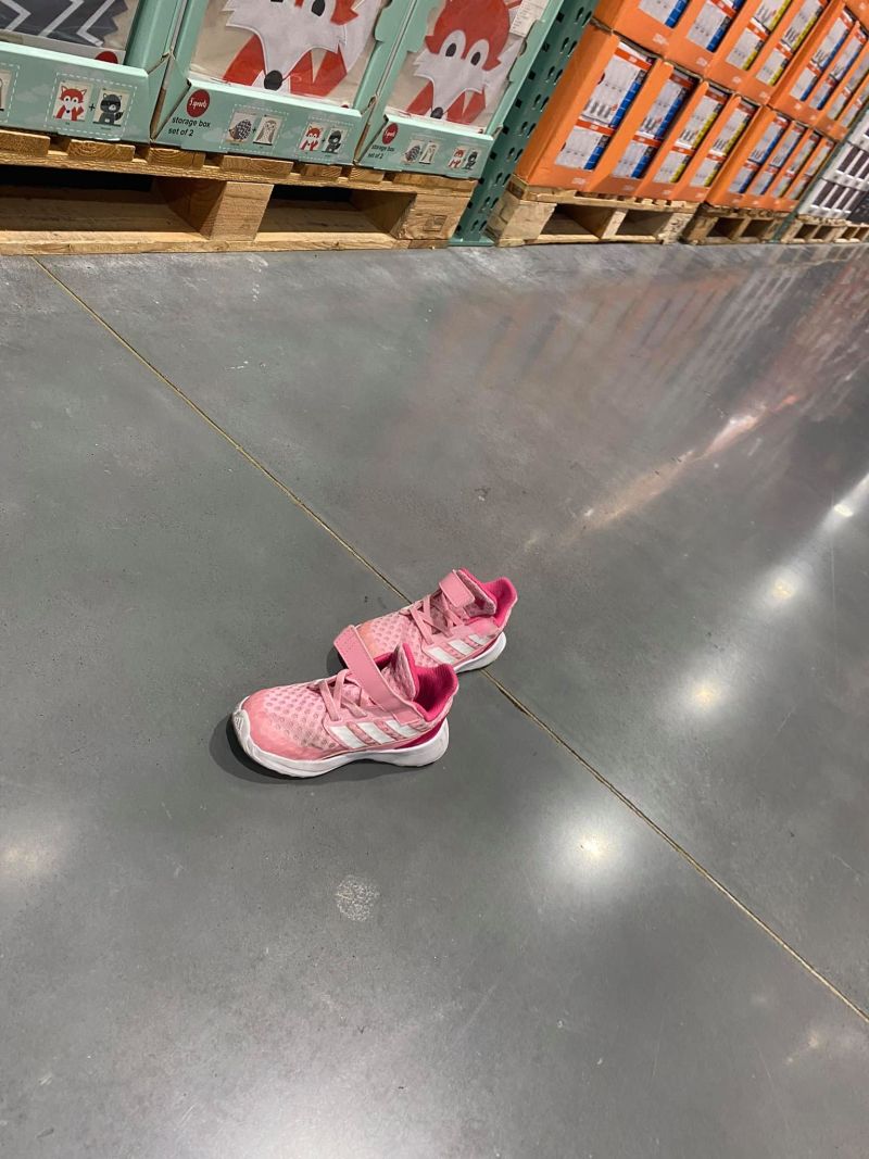 ▲網友逛好市多時發現地上一雙遺留下的舊球鞋，讓他覺得很奇怪。（圖／翻攝自「Costco好市多