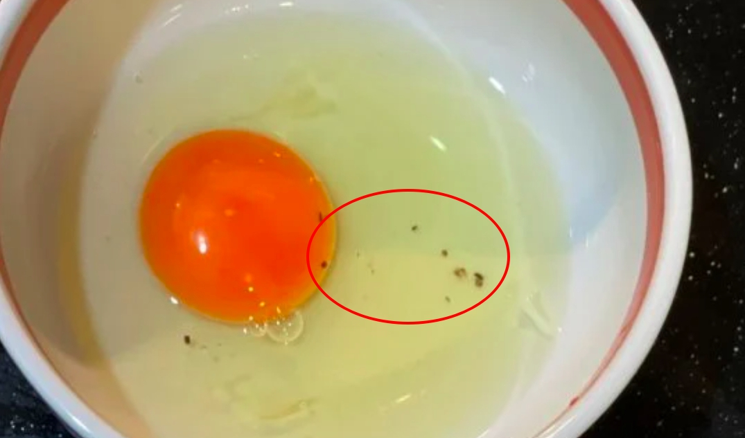 ▲網友分享自己打蛋時，敲開一看卻有疑似胡椒粒的東西。（圖／Dcard）