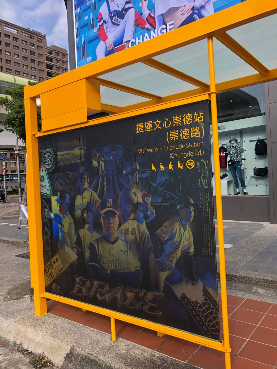 ▲台中捷運文心崇德站布置中信兄弟「猛瑪•鋼鐸拉」主題，吸睛亮眼(圖／交通局提供2021.3.27)