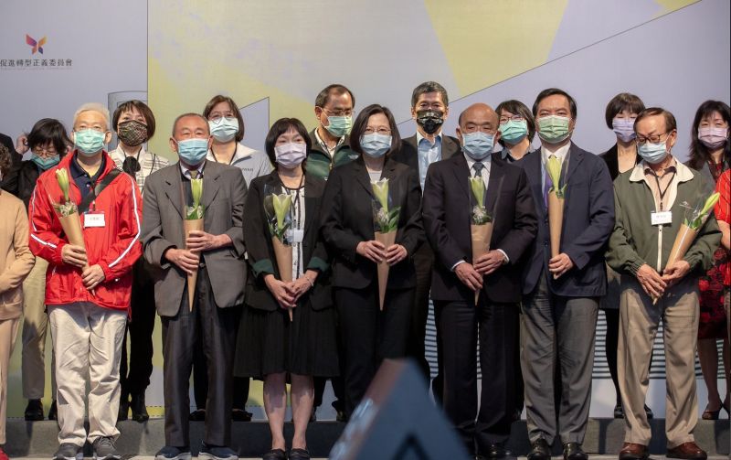 ▲蔡英文今(27)出「平復司法不法第五波至七波刑事有罪判決撤銷公告儀式」,一致詞先向受難者家屬道歉。(圖,總統府提供)
