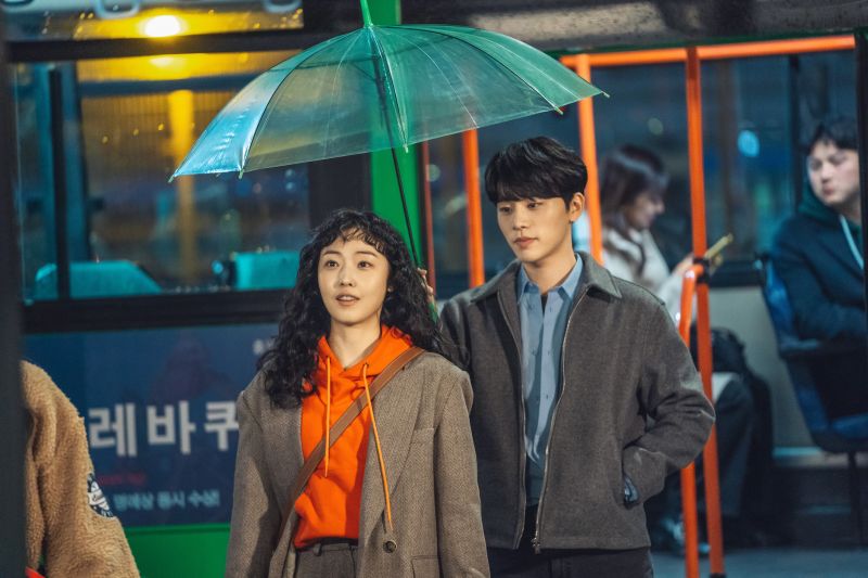 ▲全少妮(左)在新劇有不少在雨中畫面。(圖/friDay影音)