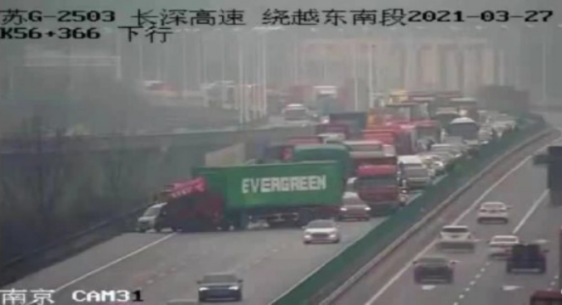▲長榮的「EverGreen」貨櫃又成為全場焦點，這次是堵在南京的高速公路上，引發熱議。（圖／翻攝自微博）
