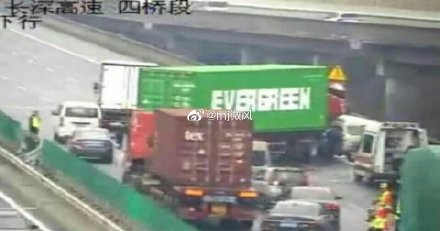 ▲長榮的「EverGreen」貨櫃又成為全場焦點，這次是堵在南京的高速公路上，引發熱議。（圖／翻攝自微博）