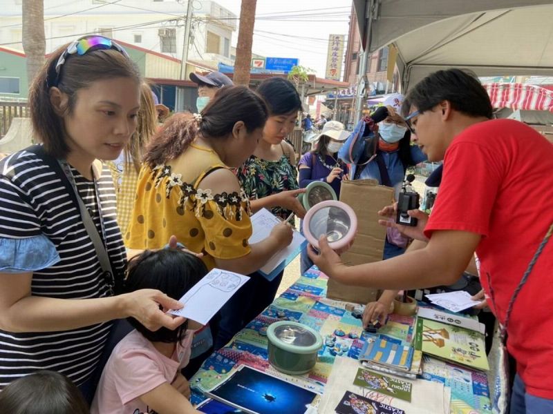▲小琉球減塑主題式旅遊超夯,屏東縣政府交通旅遊處與在地環保團體海湧工作室合作,27日在三角廣場舉辦減塑市集活動,吸引滿滿人潮參與。(圖/屏東縣政府提供,