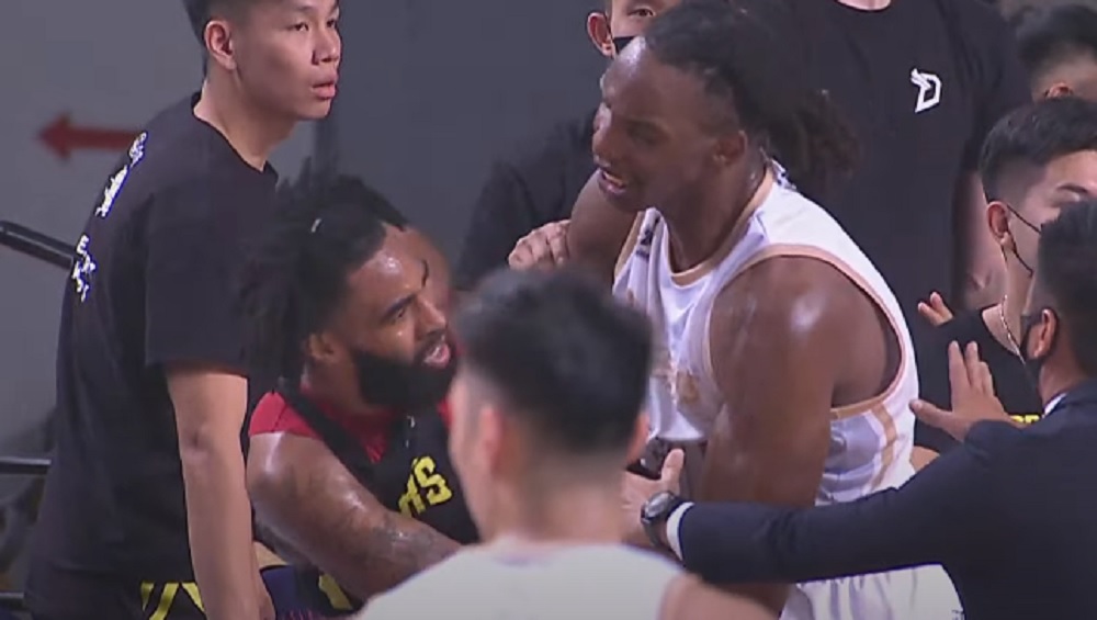 ▲杰倫情緒失控，塔壁上前抱住他阻止衝突擴大。（圖／PLG聯盟提供）