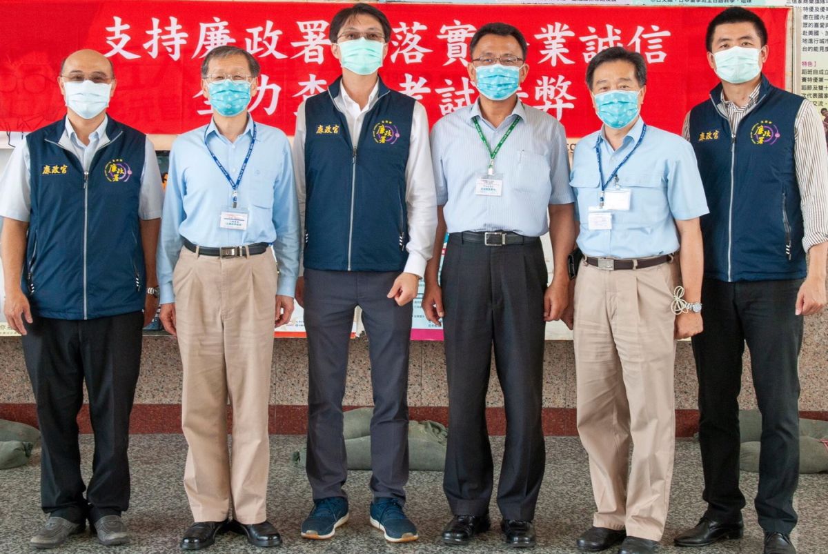 ▲中鋼公司總經理王錫欽(左2)、行政副總經理黃一中(右2)、中山大學副校長黃義佑(右1)及法務部廉政署南部地區調查組組長黃元冠(左3)等人巡視中鋼新進人員招募筆試考場。(圖／記者黃守作攝，2021.03.27)