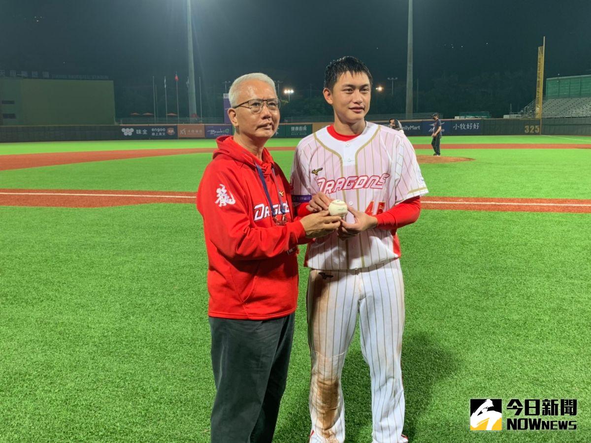 ▲三董魏應充與劉基鴻合影。（圖／吳政紘攝）