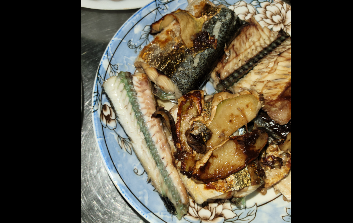 ▲有網友煎魚吃，但意外發現魚身上的骨頭呈現暗綠色的，不禁憂心是否還能食用？（圖／翻攝《爆系知識家》）