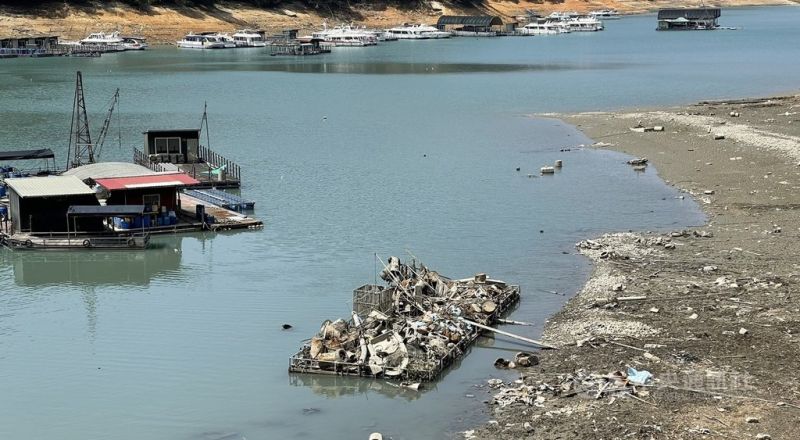 日月潭低水位陳年廢棄物浮現　漁民自發清理
