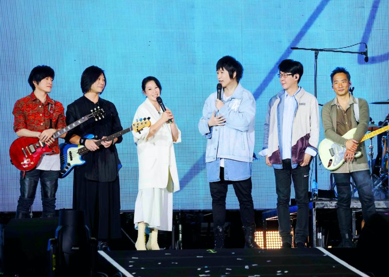 ▲劉若英（左三）擔任五月天演唱會嘉賓。（圖／相信音樂提供）