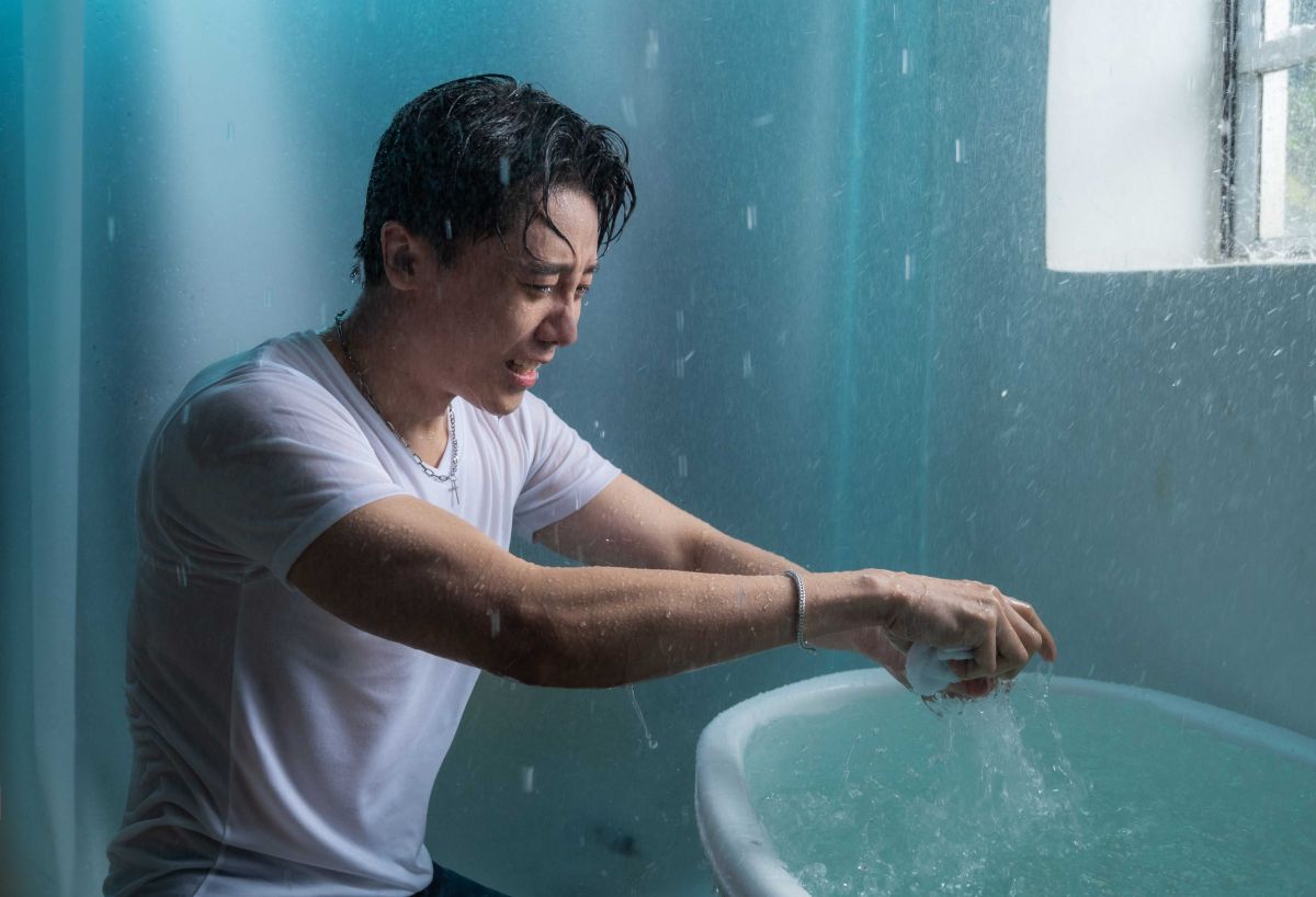 ▲嘉豪回想起分手經歷就難過痛哭。（圖／超級娛樂提供）