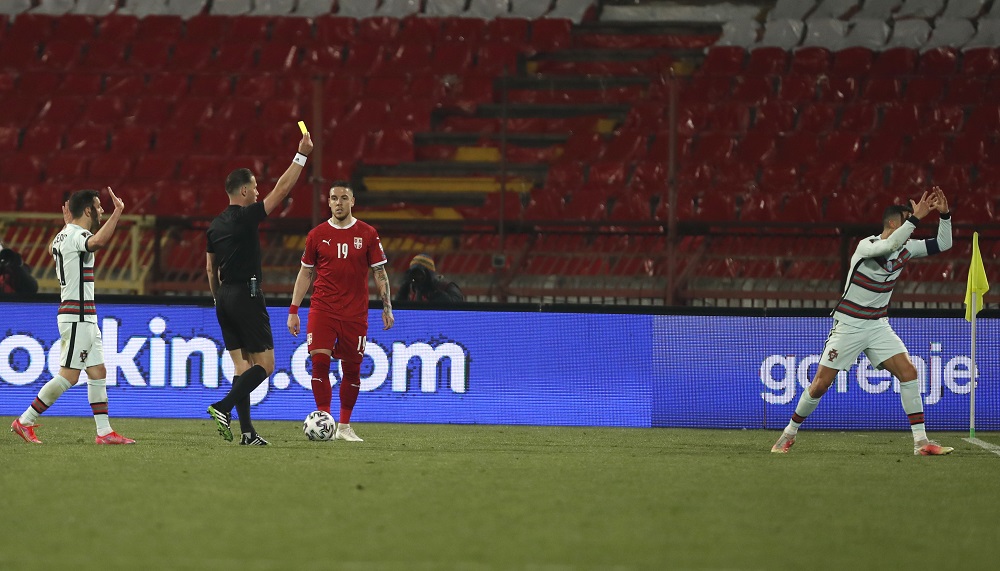 ▲世界盃資格賽，葡萄牙天王C羅(Cristiano Ronaldo)因抗議領到黃牌，最後憤而丟隊長臂章提前離場。（圖／美聯社／達志影像）