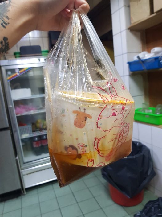 ▲網友分享自己點了外送之後,餐點送來湯汁卻漏光光。(圖/爆廢公社二館)