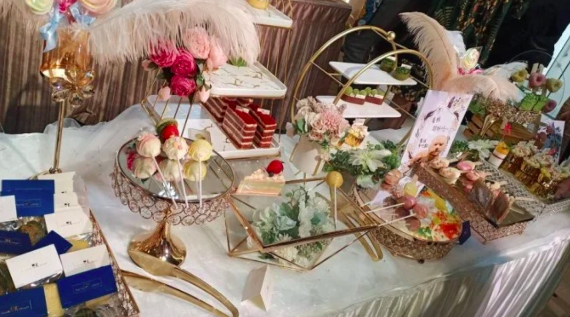 ▲網友分享自己去參加喜宴，一進場就有甜點buffet。（圖／Dcard）