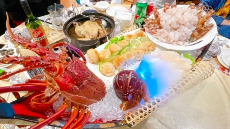 ▲龍蝦生魚片與超大干貝。(圖/Dcard)
