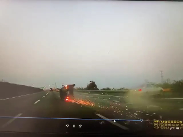 ▲黑色廂型車高速騎上銀色小轎車後側翻，高速在國道上滑行近10秒後神奇回正。（圖／翻攝臉書「爆廢1公社」）
