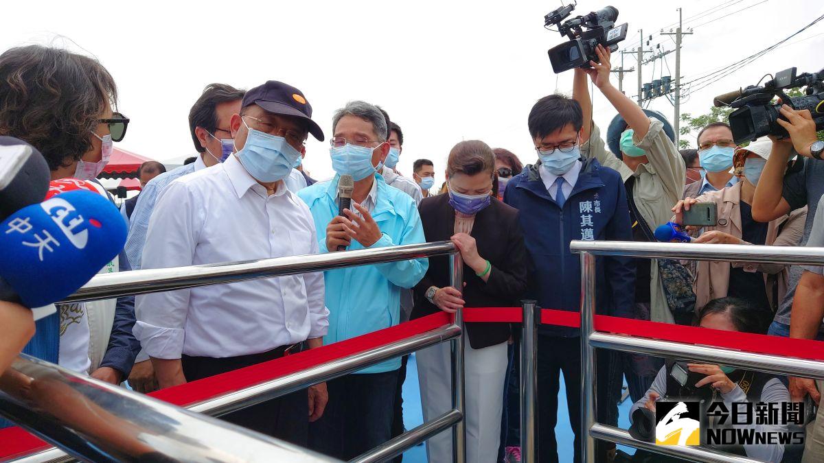 ▲行政院長蘇貞昌、經濟部長王美花和高雄市長陳其邁等人，到高屏溪攔河堰上游視察伏流水的輻射井工程。（圖／記者鄭婷襄攝，2021.03.28）