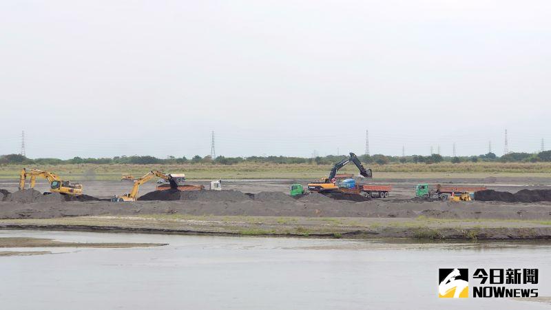 ▲水利署長賴建信說,109年高屏堰蓄水範圍清淤總量為240萬立方公尺,今年目標量將以270萬立方公尺努力邁進,目前已清淤90萬立方公尺,水利署將更積極辦理。(圖/記者鄭婷襄攝,2021.03.28)