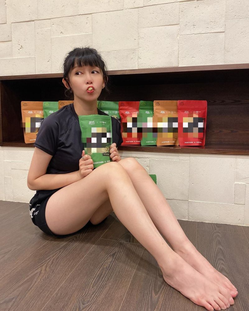 ▲阿樂熱褲出賣極致美腿。(圖/阿樂臉書)