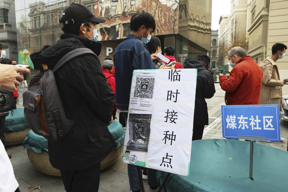 ▲中國近期大力推動接種新冠疫苗，但有網友在微博上貼出注意事項，其中「半年內不能要孩子」引起關注。（圖／美聯社／達志影像）