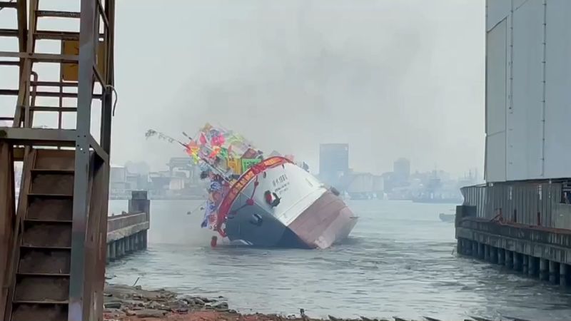 影／高雄旗津新漁船下水嚴重傾斜　業者初判壓艙問題
