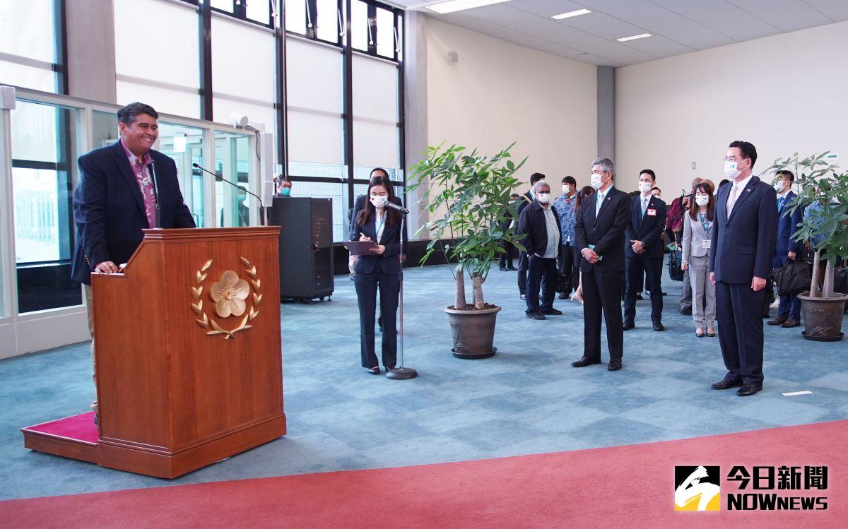 ▲帛琉總統惠恕仁下午率先與訪問團包機抵台，外交部長吳釗燮到機場迎接。 （圖／記者李春台攝，2021.03.28）