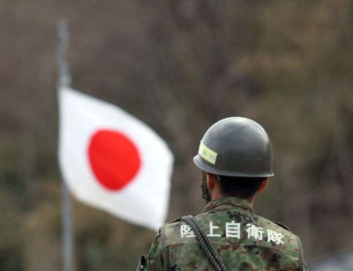 日本自衛隊垂降訓練裝備掉落！機關槍從天而降砸中隊員心臟身亡
