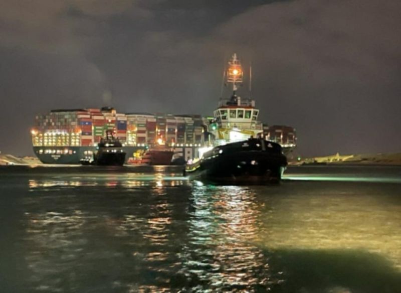 ▲埃及蘇伊士運河管理局指出，航行運河的一艘貨櫃輪5日故障後在航道上擱淺，4艘拖船正設法將它拖離。這起事件不影響其他船隻通行。（圖／翻攝自Twitter）