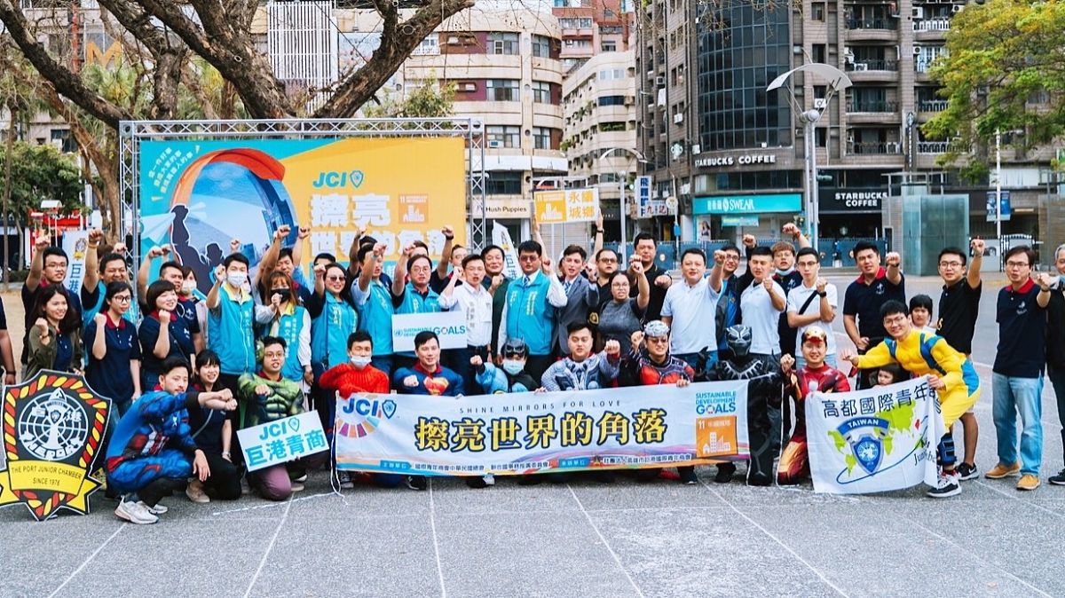 ▲「擦亮世界的角落」公益活動，號召有志青年與民眾走入社區的角落，動手將路口反光鏡擦亮，保障社區及用路人的行車安全。（圖／高雄市巨港國際青年商會提供）