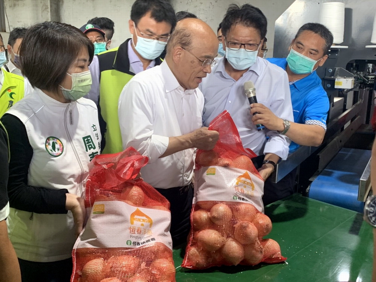 ▲近來因天氣病蟲害等因素，導致屏東洋蔥、芒果產量銳減，農民苦不堪言，行政院長蘇貞昌28日南下恆春半島視察災情。（圖／屏東縣政府提供, 2021.03.28）