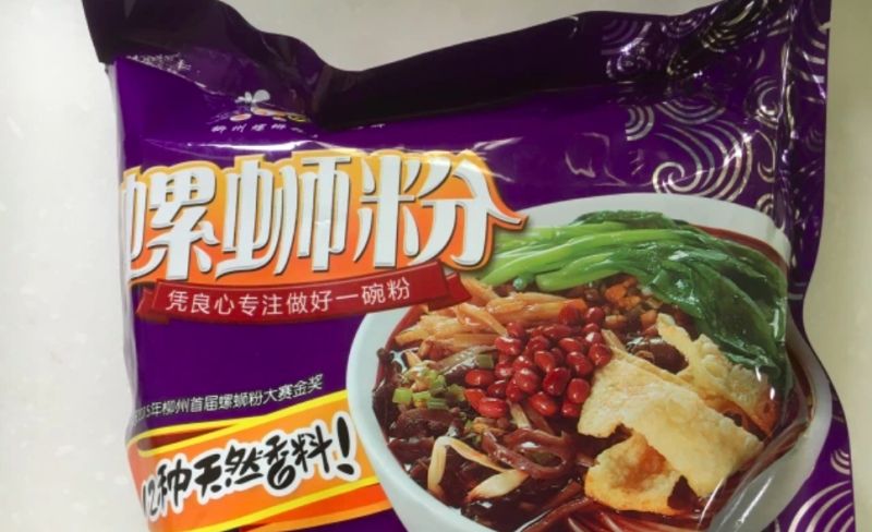 ▲網友分享自己朋友送給他一包泡麵,是紫色包裝名為「螺獅粉」的東西。(圖/美食公社)