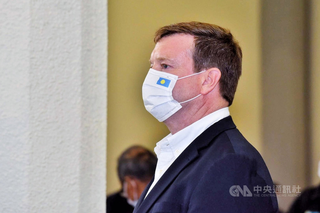 ▲帛琉總統惠恕仁率領訪問團28日下午搭機抵台，美國駐帛琉大使亨尼西尼蘭（John Hennessey-Niland）也隨行。（圖/中央社）