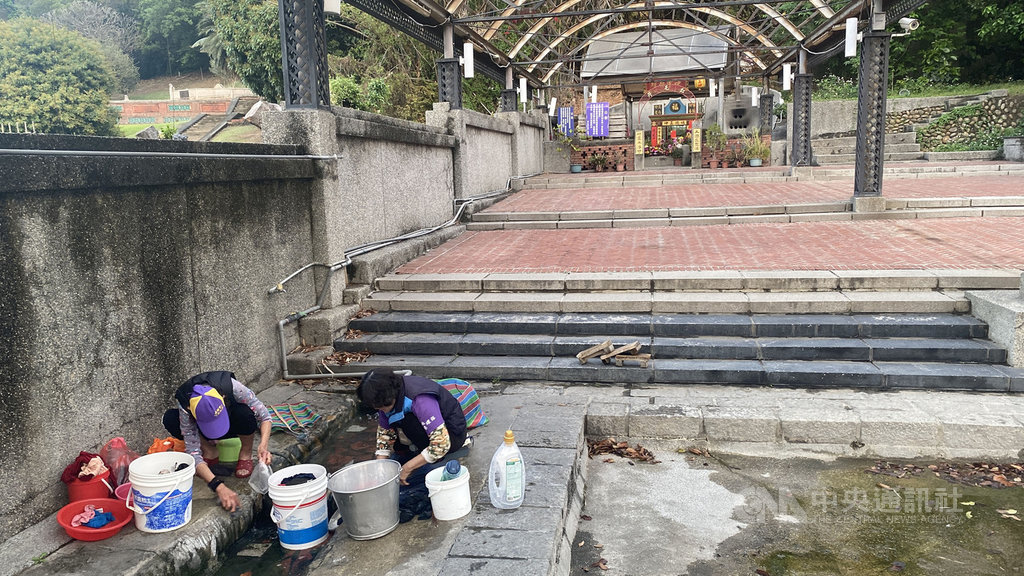 ▲水情告急，被列為彰化縣歷史建築的彰化市八卦山紅毛井，井水仍不斷湧出，住在紅毛井附近的婆婆媽媽照常取水洗衣。（圖/中央社）