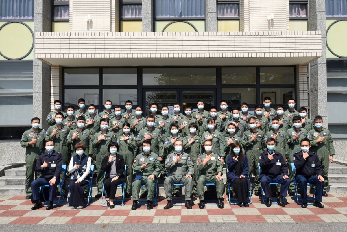 ▲空軍司令熊厚基上將日前邀請前國防部長、現國軍退除役官兵輔導委員會主任委員馮世寬進行「薪火相傳巡迴座談」，第1站就遠赴台東志航基地，傳承個人飛行及人生經驗。（圖
 / 空軍司令部提供）