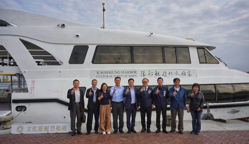 ▲2021國慶煙火將在高雄舉辦,高雄市副市長史哲、副秘書長郭添貴、觀光局局長周玲妏、文化局代理主秘簡嘉論在3月26日陪同國慶慶籌會秘書長、內政部政務次長陳宗彥及國防部李宗孝常務次長搭乘文化遊艇,於海上進行現勘。(圖/翻攝自史哲臉書)