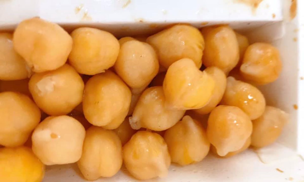 ▲有女網友中午買了便當來吃，卻發現有道配菜十分討喜，不僅外型酷似愛心，就連口感也像花生般。（圖／翻攝爆廢1公社臉書）