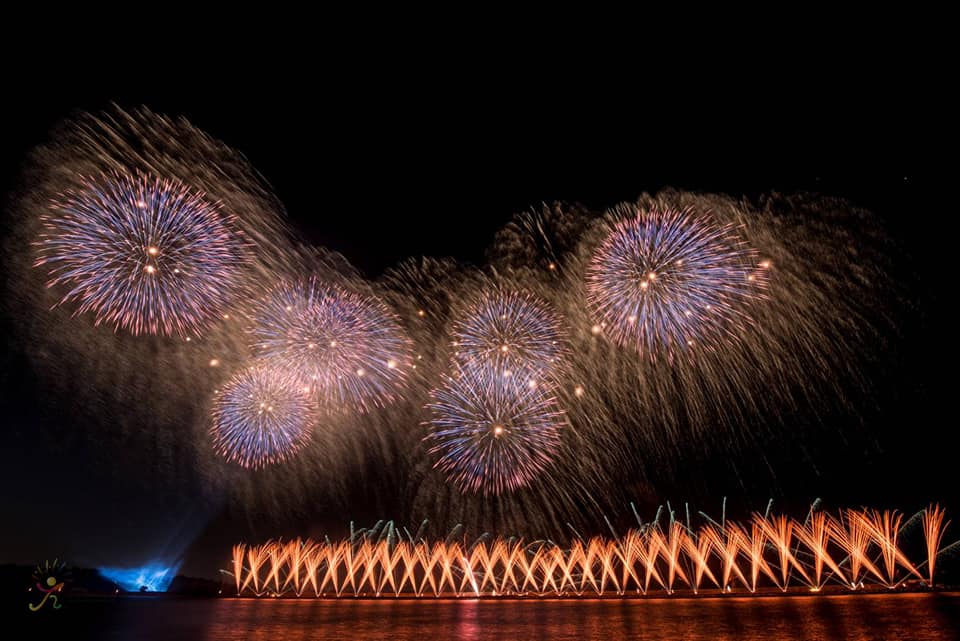 ▲高雄市長陳其邁今（29）日宣布重磅消息，2021國慶煙火確定落點高雄，這是睽違20年國慶煙火再次回到高雄舉辦﹔內政部次長陳宗彥也在臉書表示，今年十月的國慶，我們已開始籌備工作，2021國慶煙火「值得國人期待」。（圖/翻攝陳宗彥臉書）