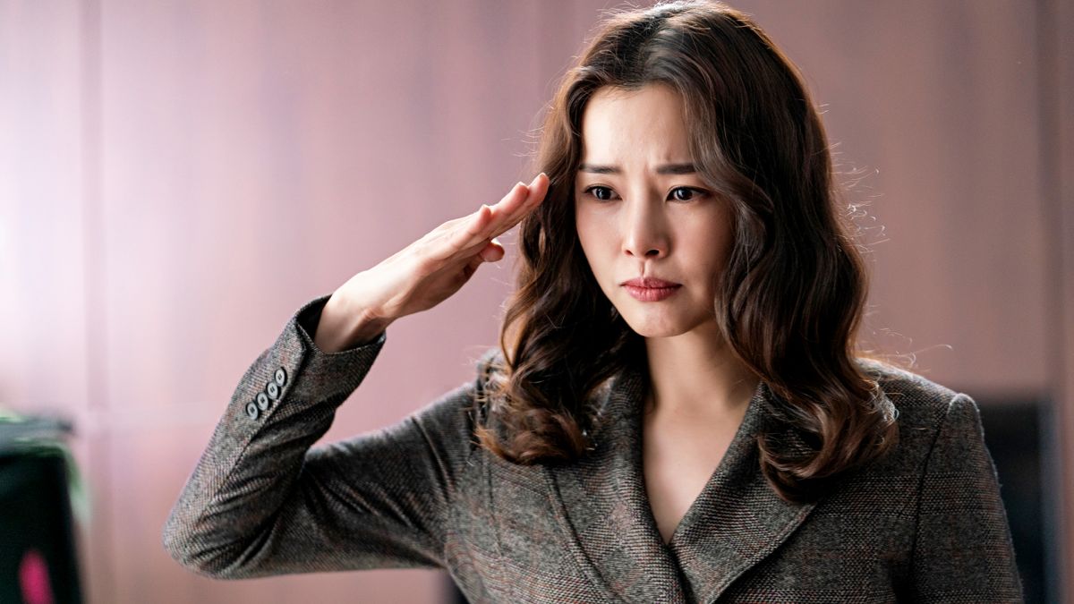 ▲李荷妮曾是韓國小姐，近來戲劇作品叫好叫座，但近日她卻遭國稅廳追繳60億元，創韓國藝人補稅最高紀錄。（圖／VLIVE直播）