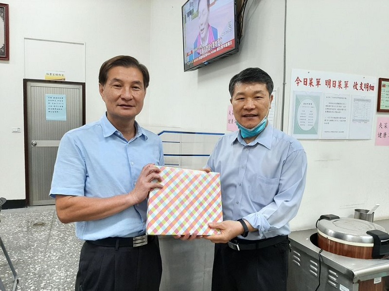 ▲分局長張則誠感謝來自韓國的金先生為分局「老松町」餐廳準備美味的韓國菜。(圖/記者鄧力軍翻攝 )